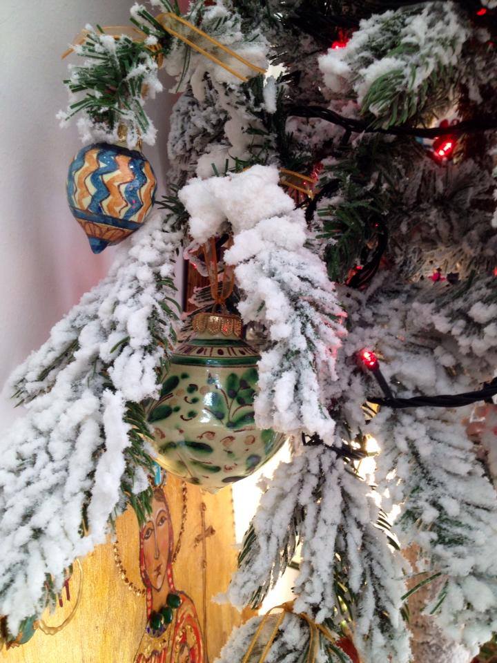Addobbare l'albero di Natale con le palline in ceramica di ceramiche Frazzetta