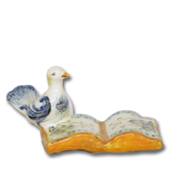 Colombina con libro